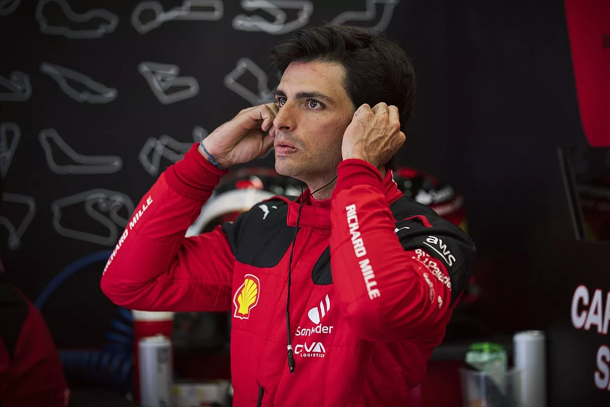 Ferrari wil snel duidelijkheid over de toekomst van Carlos Sainz bij het team en dringt aan op contractbesprekingen voor de start van het seizoen 2024.