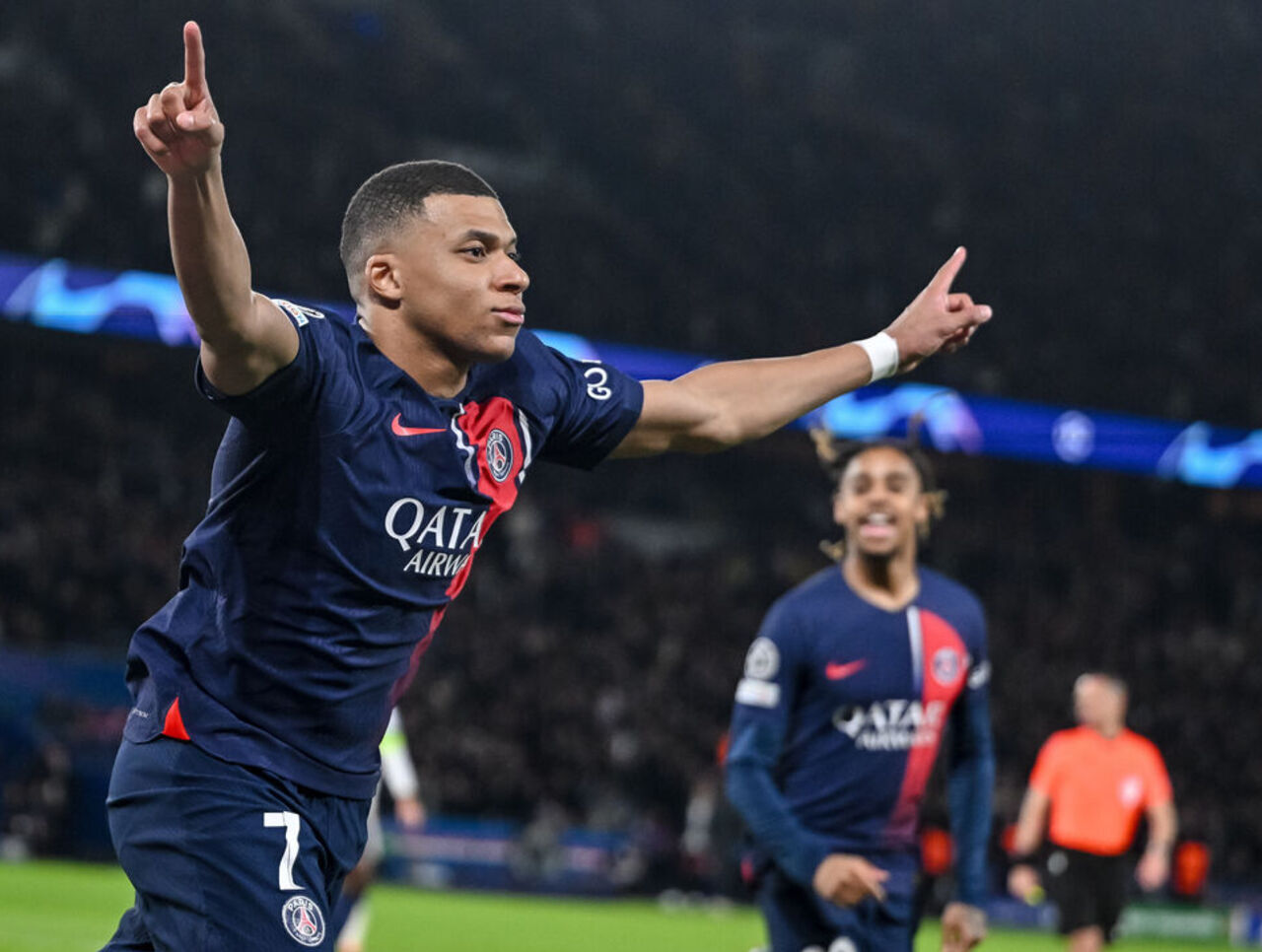 PSG wint met 2-0 van Real Sociedad in de achtste finale van de Champions League dankzij treffer Mbappe